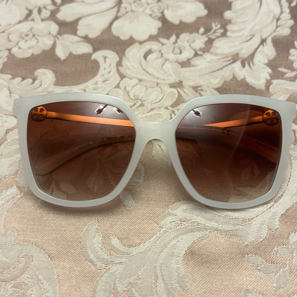 Tory Burch sunglasses with Ivory frame and light brown Lenses